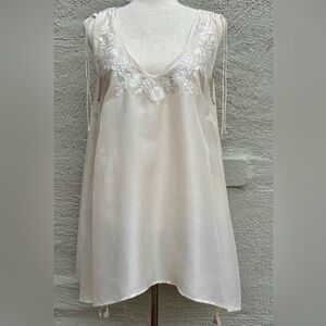 Maeve by Anthropologie silk bohemian blouse w/embroidery at décolletage. Large